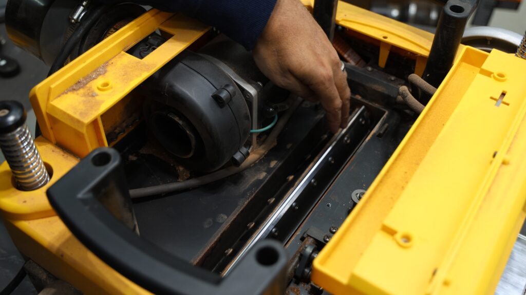 Inside view of the DeWalt 735x planer showing the straight knife cutterhead