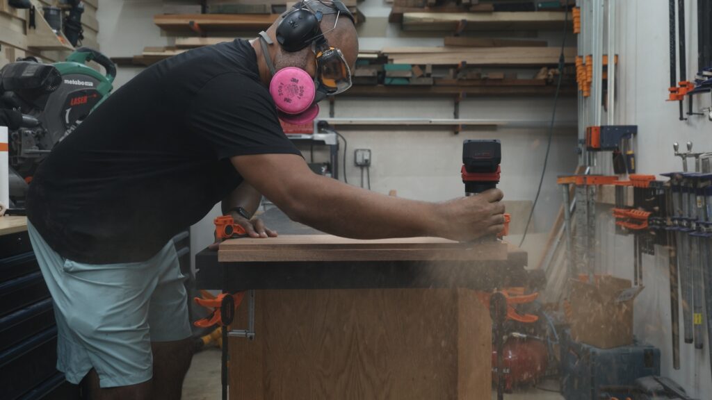 Using the SKIL RT1430B to route a hardwood edge