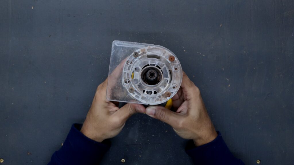 Clear round base on the DeWalt DCW600B cordless trim router