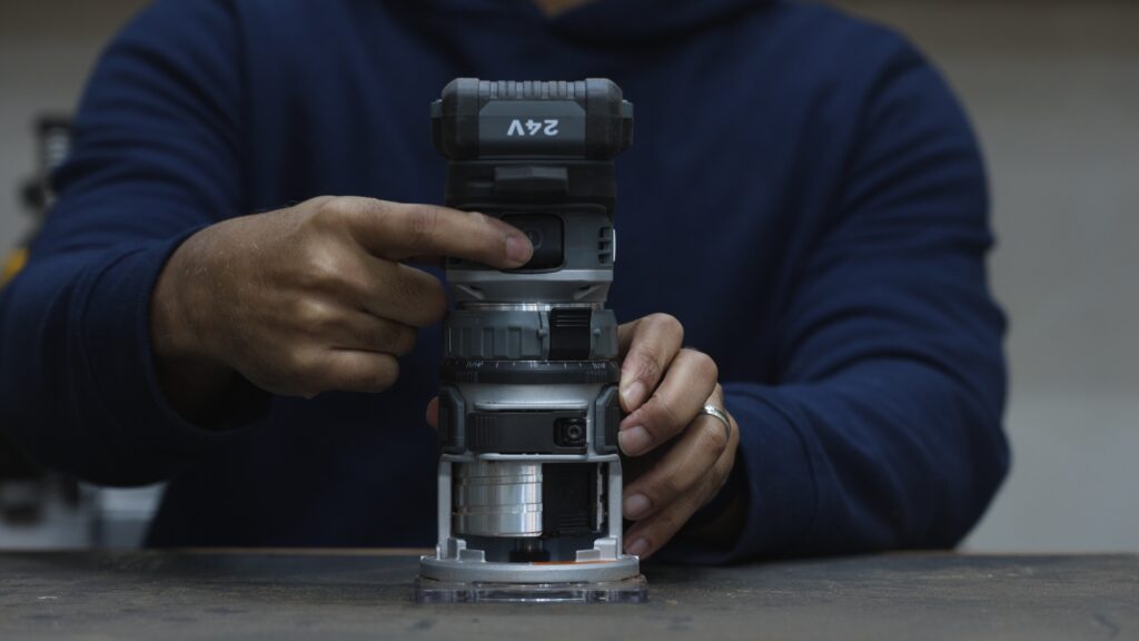 Push-button power switch on the Flex FX4221 cordless trim router