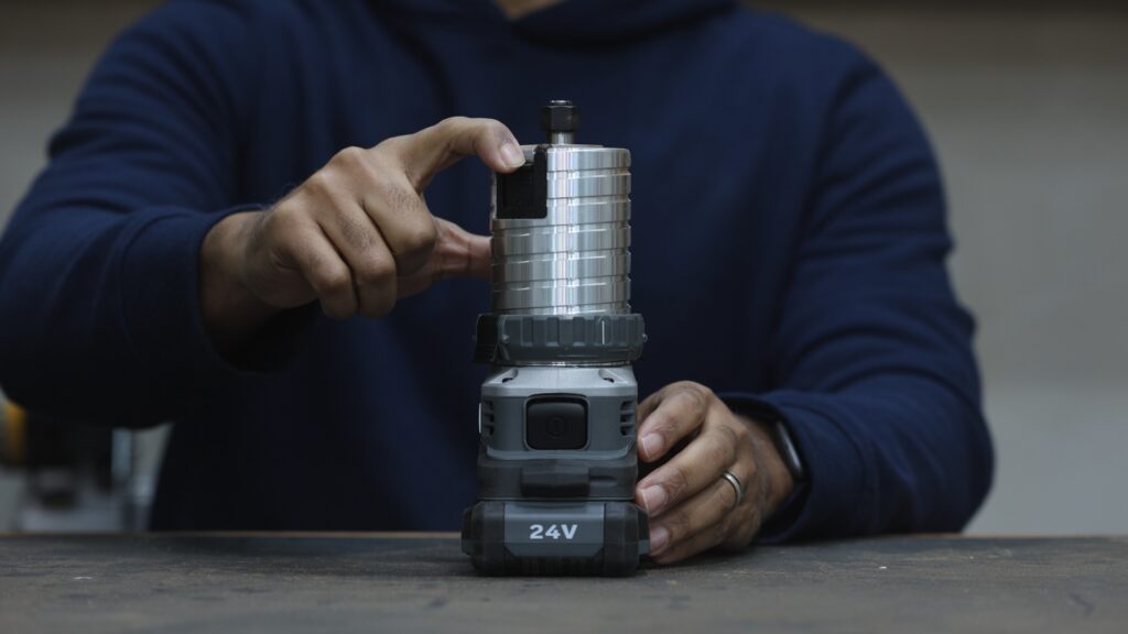 Spindle lock switch on the Flex FX4221 cordless trim router