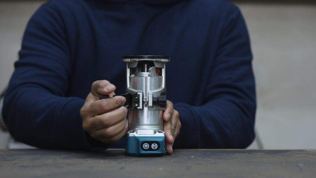 Adjustment latch on the Makita XTR01Z cordless trim router
