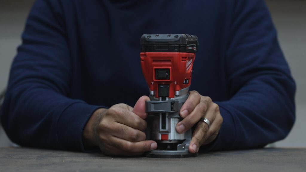 Adjustment latch on the Milwaukee 2723-20 cordless trim router