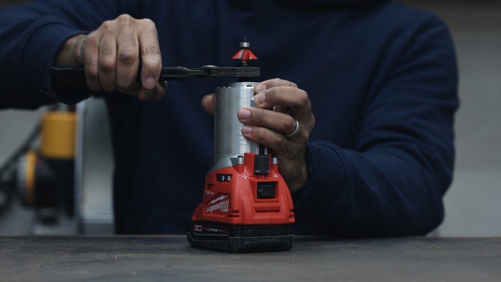 Changing router bit on the Milwaukee 2723-20 using spindle lock button