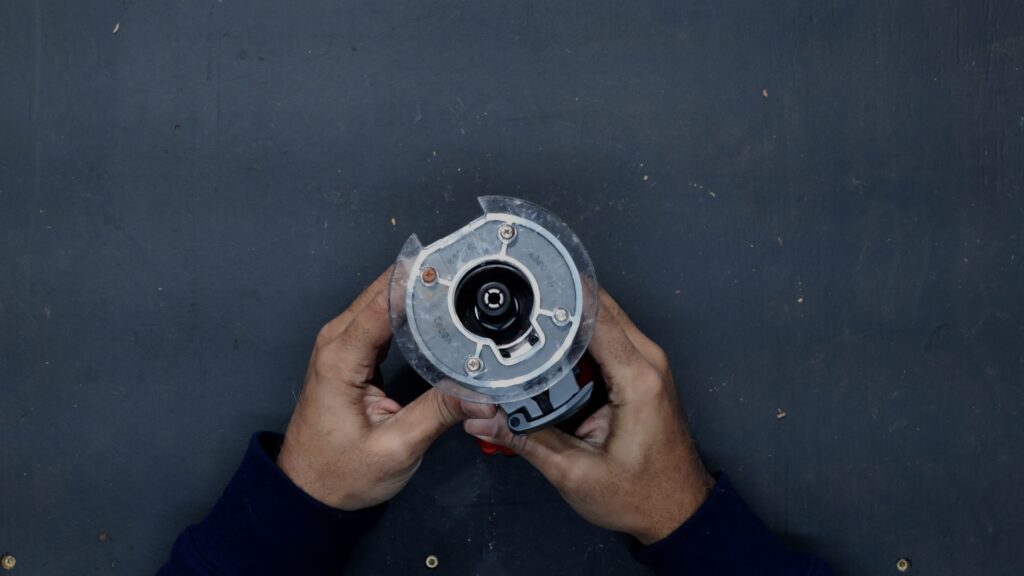 Round base on the Milwaukee 2723-20 cordless trim router