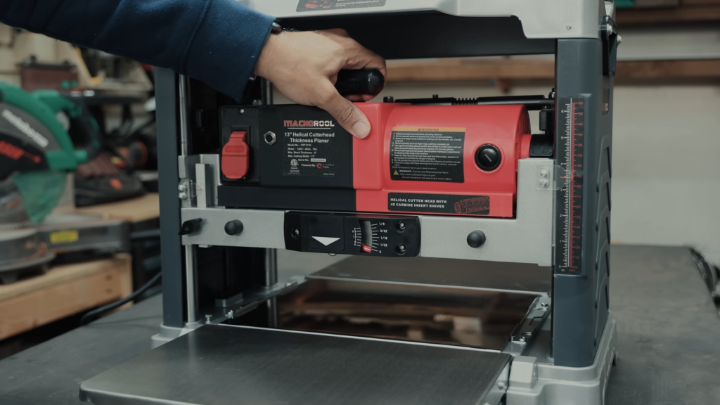 Locking the carriage on the FindBuyTool FB131H planer with the carriage lock lever