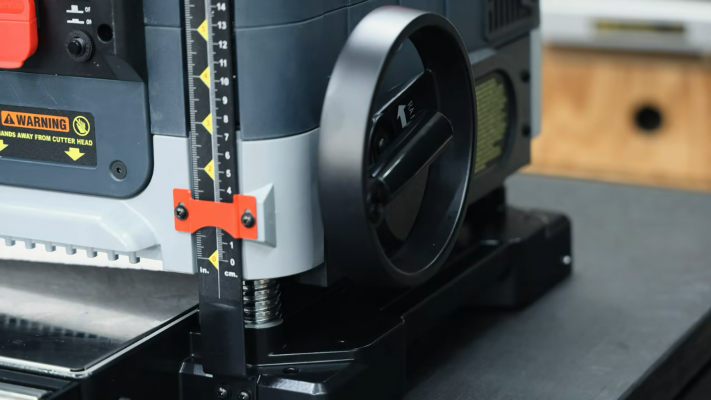 Folding height adjustment handwheel on the FindBuyTool FB132H planer