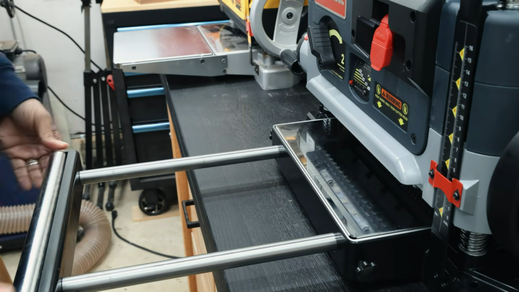 Retractable support rollers on the FindBuyTool FB132H planer